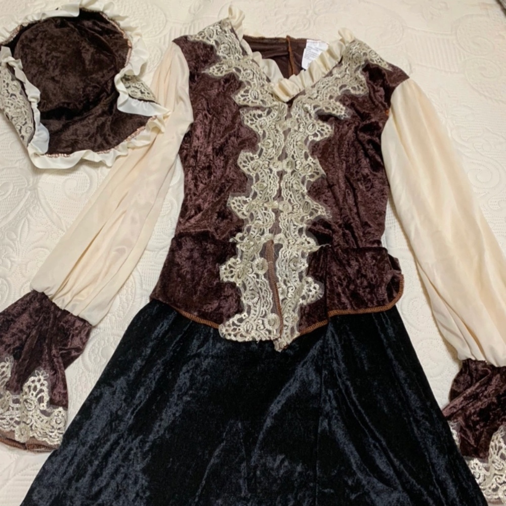 Women’s Halloween  Pirate Costume - BNWOT